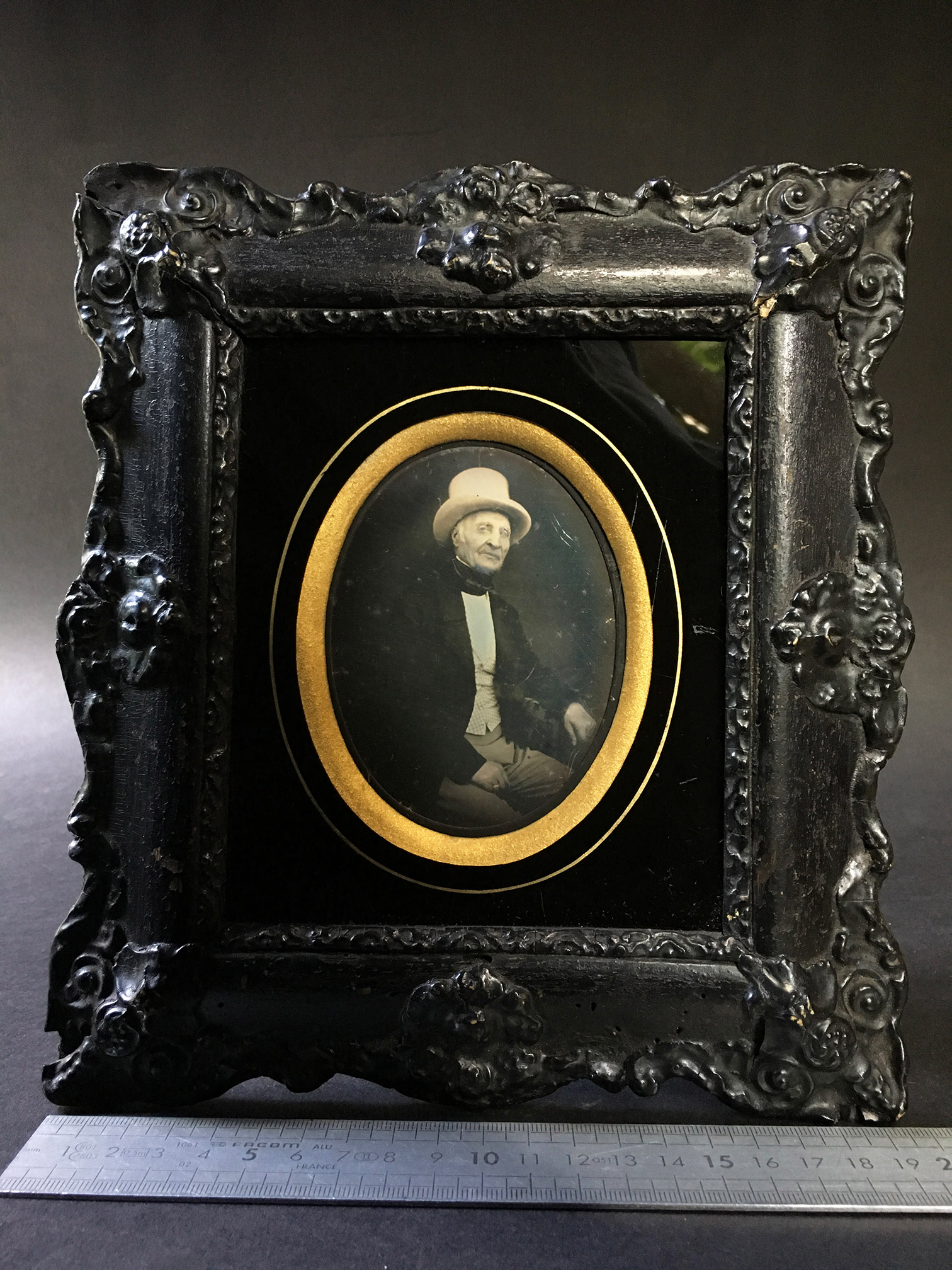 DAGUERREOTYPE 1/6 de Plaque - Homme Chapeau Haut de Forme Blanc - 9,5x7cm