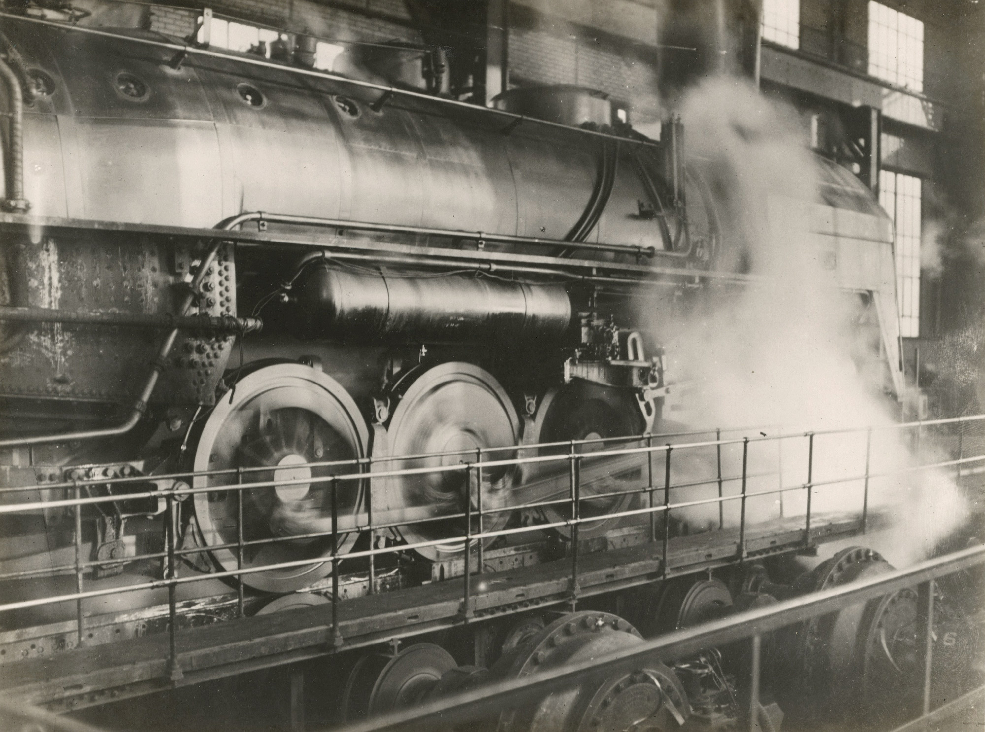 locomotive-carenee-Vitry-07 Photographie du Banc DYNAMOMÉTRIQUE de Vitry (France) - Locomotives PLM 221. 2 Tirages Originaux d'Époque