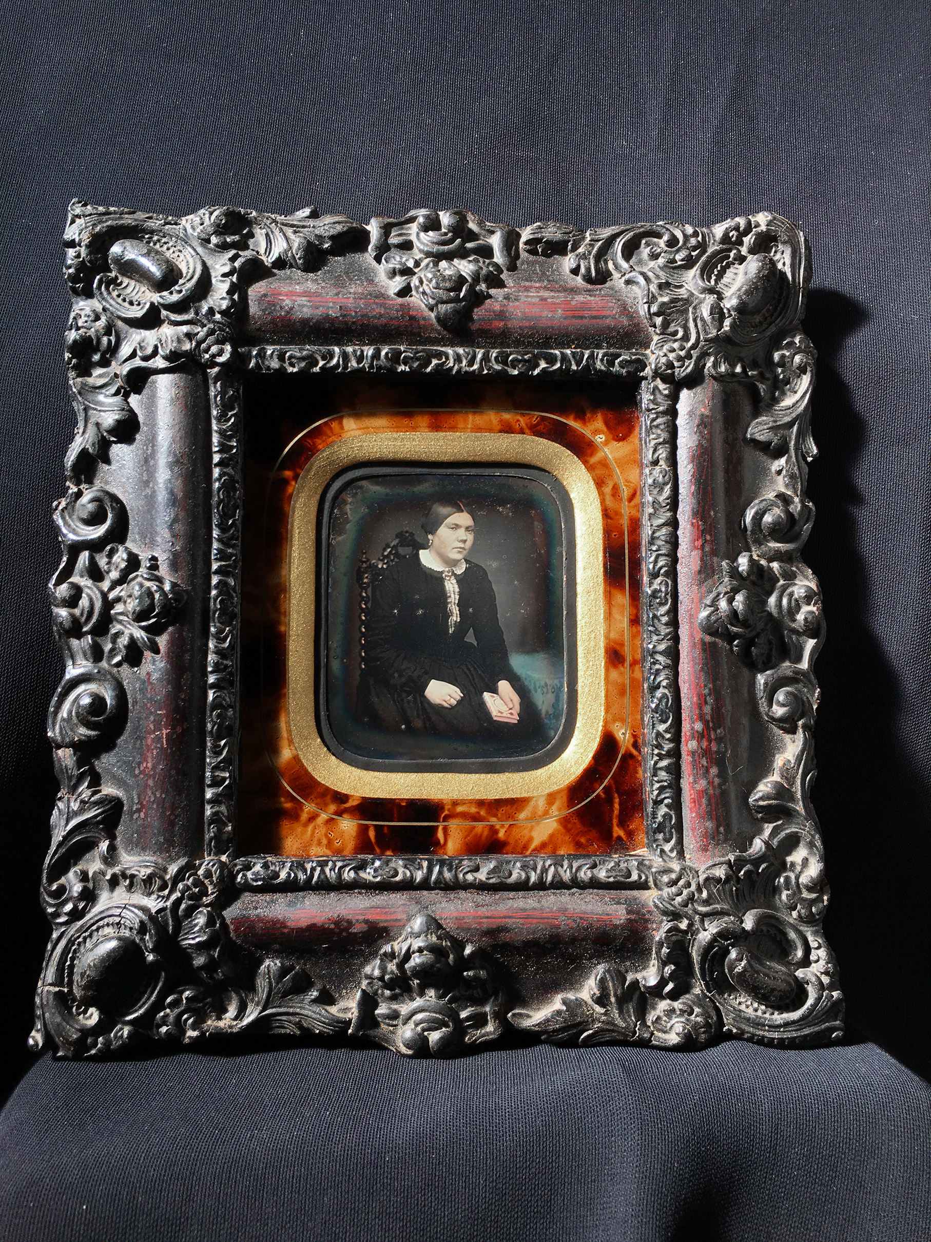 DAGUERREOTYPE 1/9th - Portrait of Young woman and her missal - 2.3x2.7in DAGUERREOTYPE 1/9th - Portrait of Young woman and her missal - 2.3x2.7in