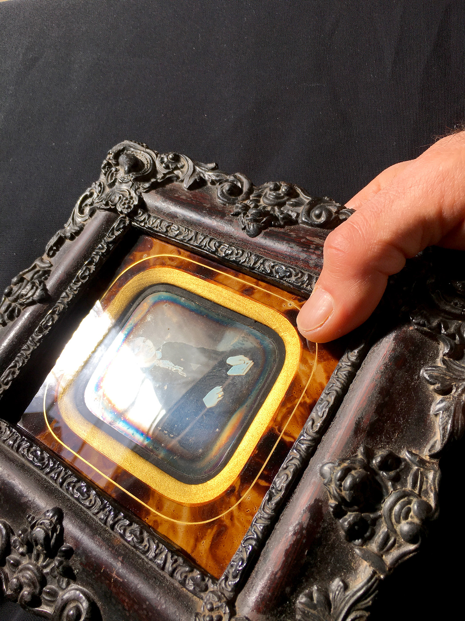 DAGUERREOTYPE 1/9th - Portrait of Young woman and her missal - 2.3x2.7in DAGUERREOTYPE 1/9th - Portrait of Young woman and her missal - 2.3x2.7in