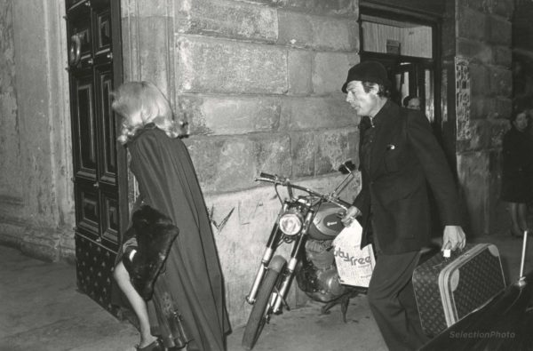 Photo Paparazzi DENEUVE & MASTROIANNI Retour à Rome 1970 Tirage Original 30x19cm