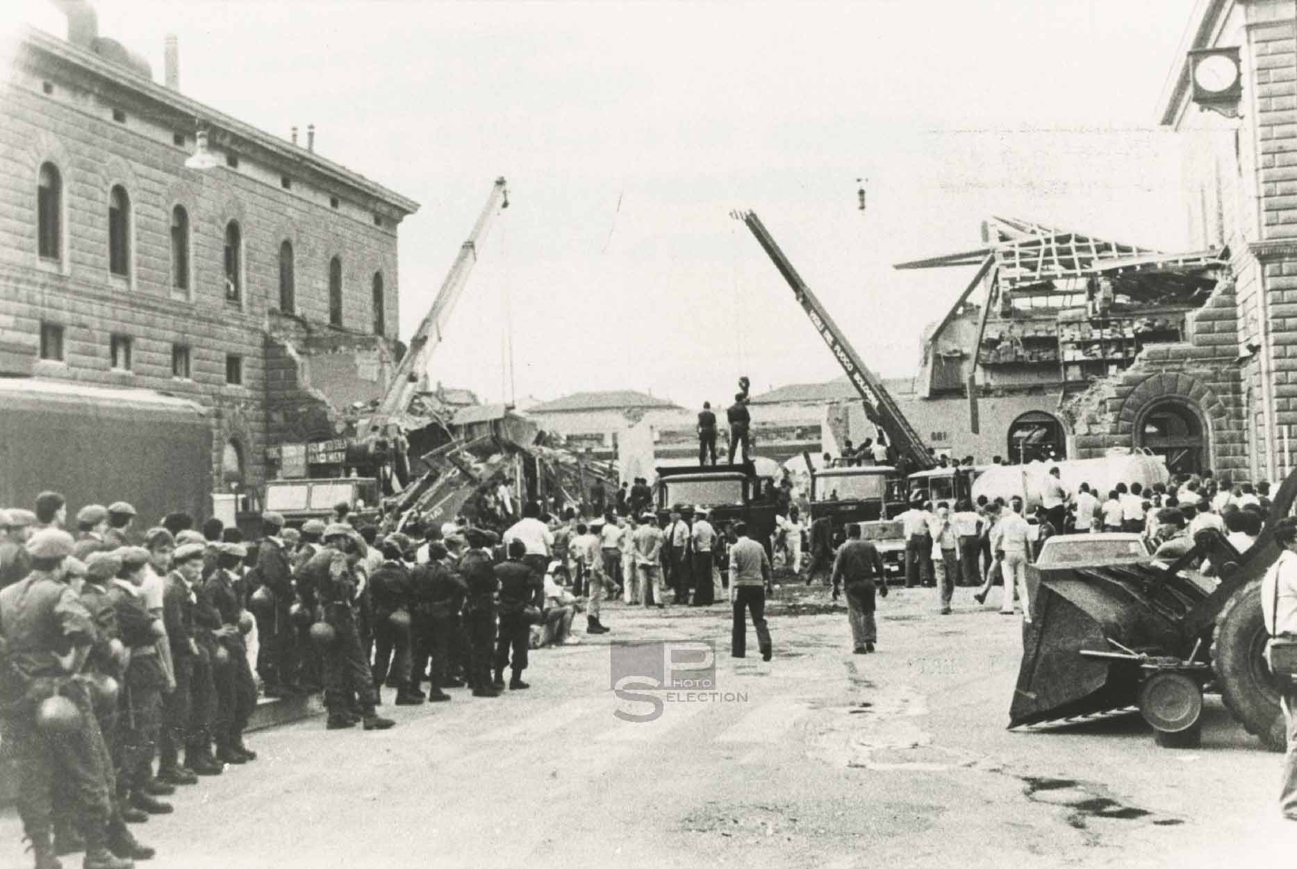 attentat-bombe-gare-de-bologne-1980-02 ATTENTAT Gare de BOLOGNE 1980 par le NAR 85 morts - 8 Tirages Originaux 22x15cm