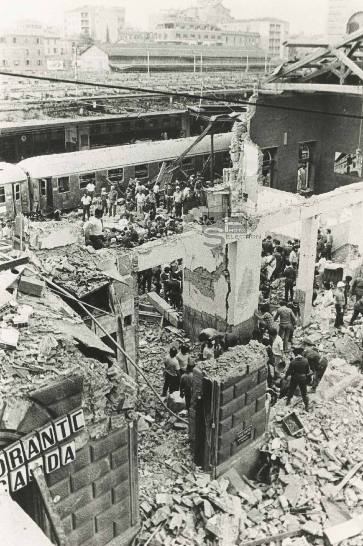 attentat-bombe-gare-de-bologne-1980-03 ATTENTAT Gare de BOLOGNE 1980 par le NAR 85 morts - 8 Tirages Originaux 22x15cm