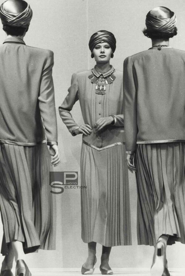 Louis FERAUD Fashion Show 1985 - Prêt à Porter - Vintage Print 10.2x7in