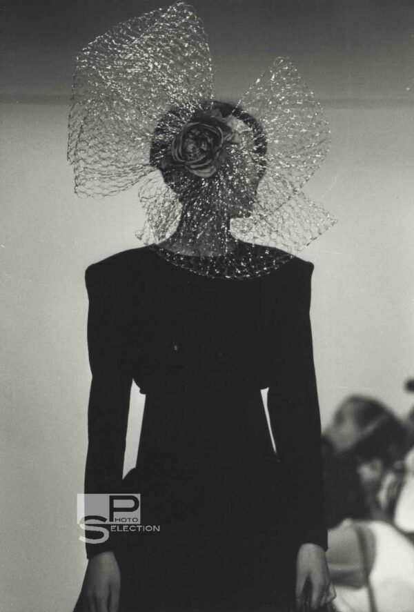 Pierre CARDIN Fashion Show 1985 - Prêt à Porter - Vintage Print 10.2x7in