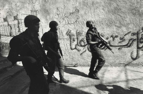 Israël HEBRON vers 1990 - Militaires par David TURNLEY - Tirage Original 19x28cm