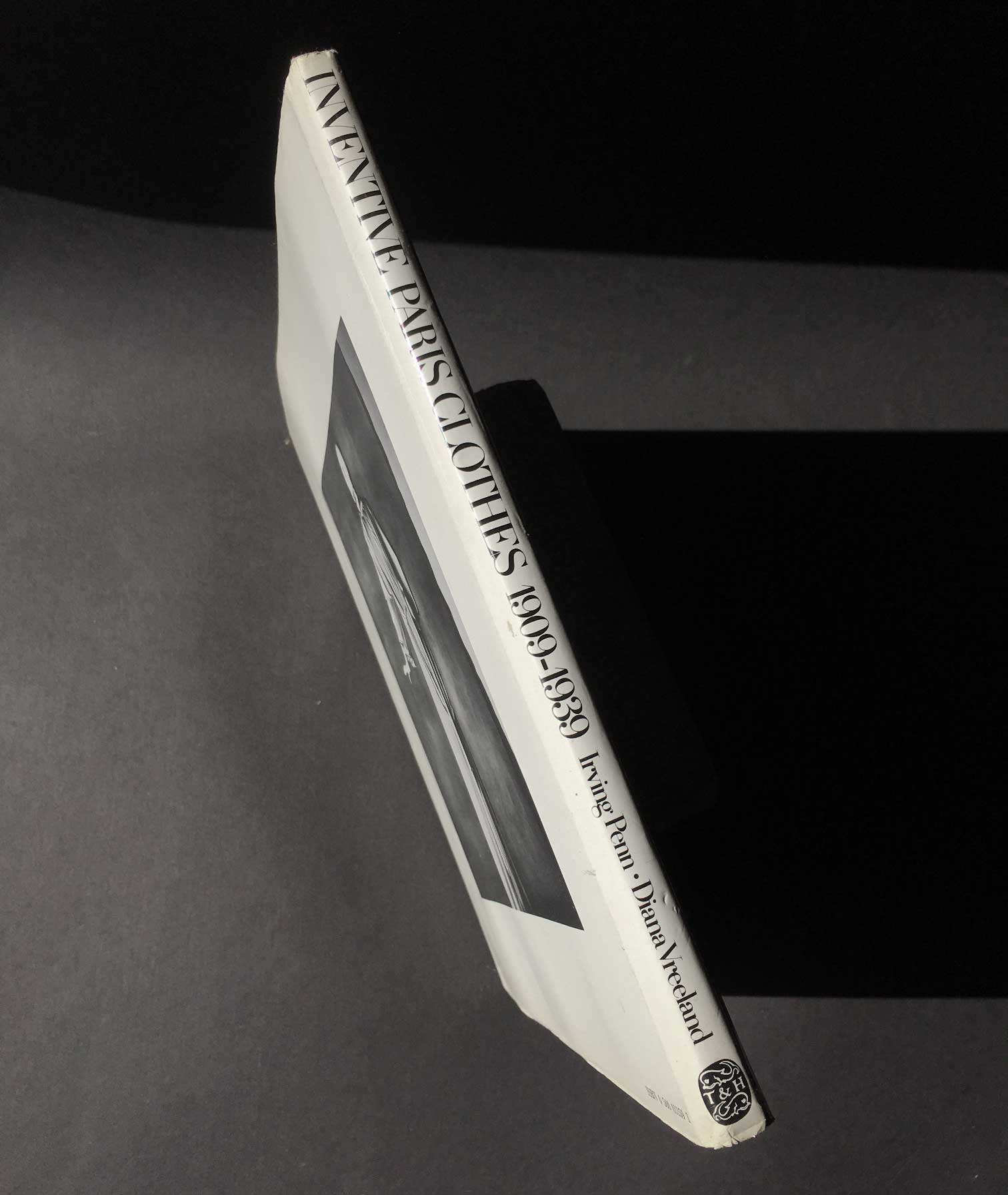 Inventive Paris Clothes 1909-1939 - A Photographic Essai by Irving PENN